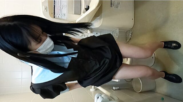 【トイレ】ファミレスデ○ーズ店員のパイパントイレ盗撮と部活大会帰りの学生ちゃん [1.3GB]