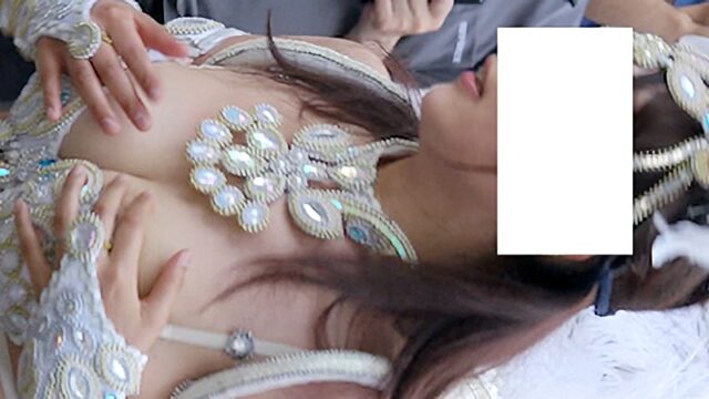 おっぱいの3/4がブラから飛び出してしまった巨乳ダンサー！しかも表情が可愛いらしい♪ [2.5GB]