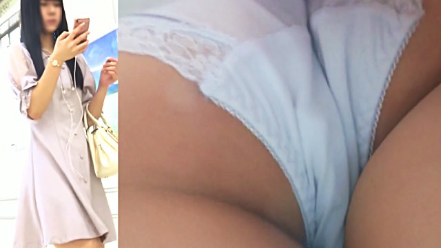 [★新作][★顔出し]パンチラ盗撮 女子大生 食い込み水色パンツに超接近 [29MB]
