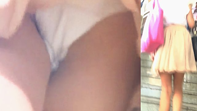 パンチラ盗撮 モデル系女子 白パンツが超ミニスカから丸見え パンチラガードされたけど強引に撮影 [19MB]