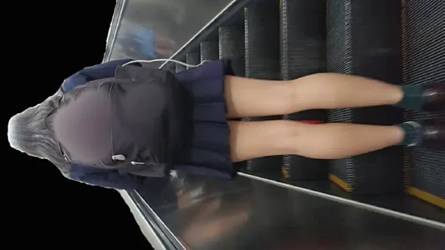 けしからん、エスカレーターで盗撮を警戒して最後尾に乗るような娘には悪戯part.58【PC用・縦動画】 [1.9GB]