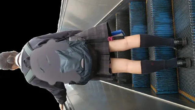 けしからん、エスカレーターで盗撮を警戒して最後尾に乗るような娘には悪戯part.63【携帯用・縦動画】 [1.6GB]