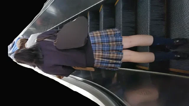 けしからん、エスカレーターで盗撮を警戒して最後尾に乗るような娘には悪戯part.61【PC用・縦動画】 [1.7GB]