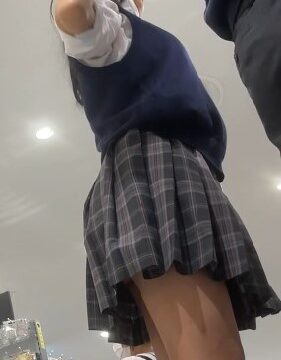 ◎ローアングル＃76 JKの座り込みからの絶景パンツ