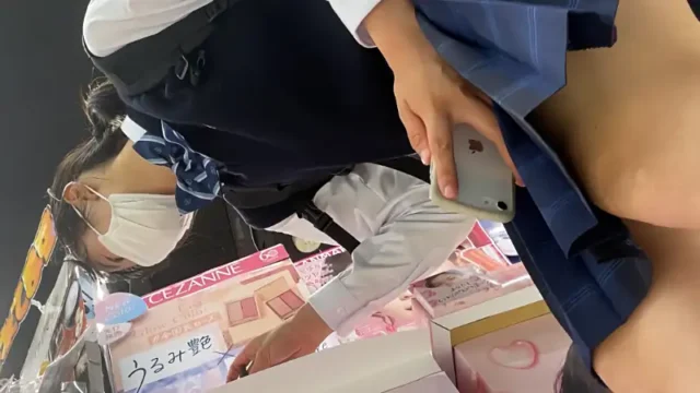 ◎ローアングル＃89 JKの細長い脚から見える白いパンチラ [225MB]