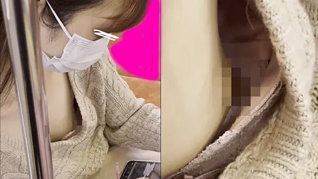[電車胸チラ]SNSに夢中の隙だらけおっぱい!!からのフラッシュ逆さ撮りパンチラ [891MB]