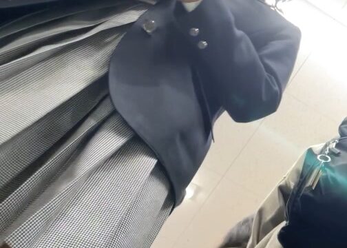 ◎ローアングル＃77 ショップでオタク系女子の白パンツ＋お姉さん３名おまけつき