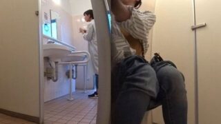 新狩場洋式トイレを撮りました！2見られてないと思って宇〇アナ似のほじほじと大音量のシャーーーを同時に