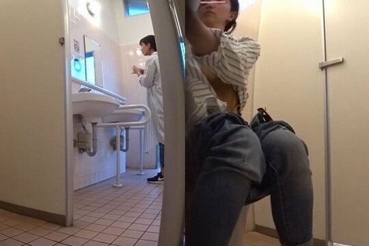 新狩場洋式トイレを撮りました！2見られてないと思って宇〇アナ似のほじほじと大音量のシャーーーを同時に