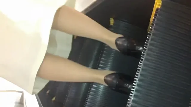 【スマホのみで逆さ撮り1】 ストッキング越しのパンツ 20代 膝下スカート 【素人盗撮】 [133MB]