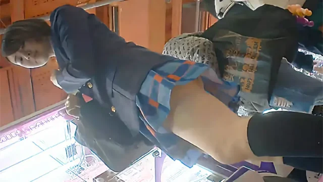 【ラブラ◯ブ】ハロウィンで友達とラブライブ制服の仮装をしてアゲアゲで遊んでる女の子たちのローアングルパンチラ [1.3GB]
