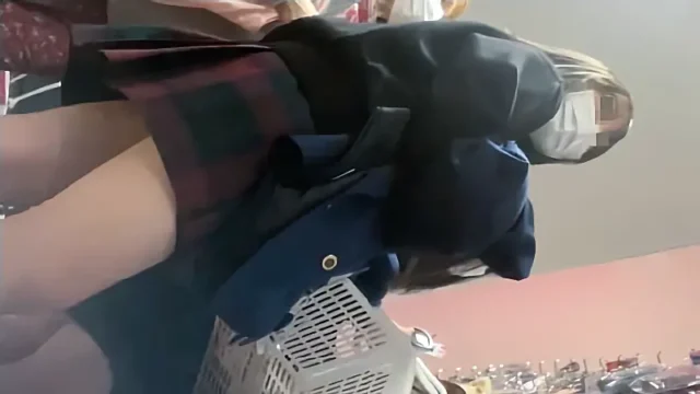 ◎ローアングル＃75 パンツを履いてるか分からないJK [349MB]