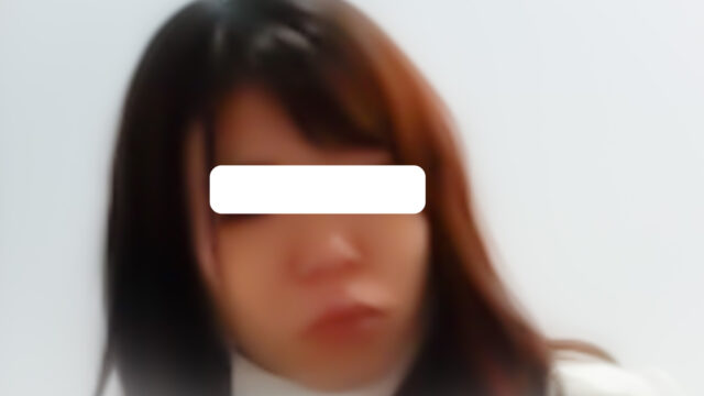 背面から美女のスジが拝めます