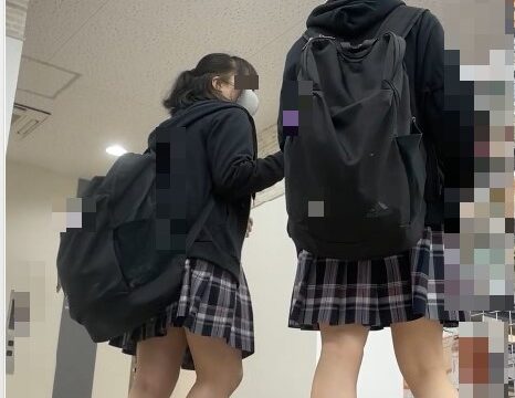 ◎ローアングル＃100 肛門に食い込んでるJKのT バック