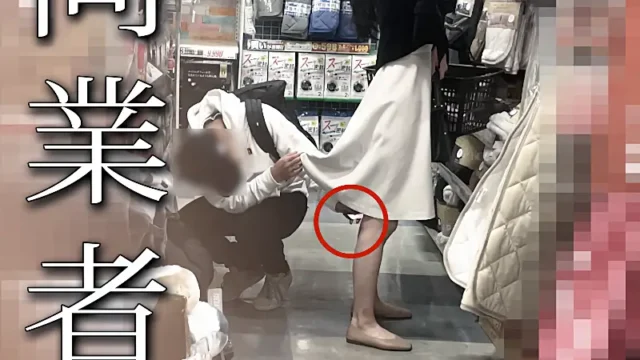 同業者2人に狙われる美女さん/フラッシュを炊くと純白Pにハミ毛が丸見えのサプライズ【禁断の逆さ撮り】Vol.48 [571MB]