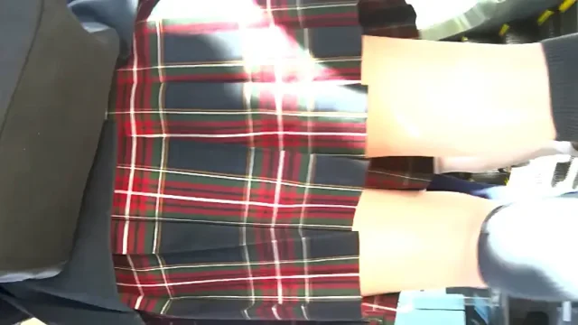 パンチラ盗撮 制服女子 白パンツを超接近撮影 [18MB]