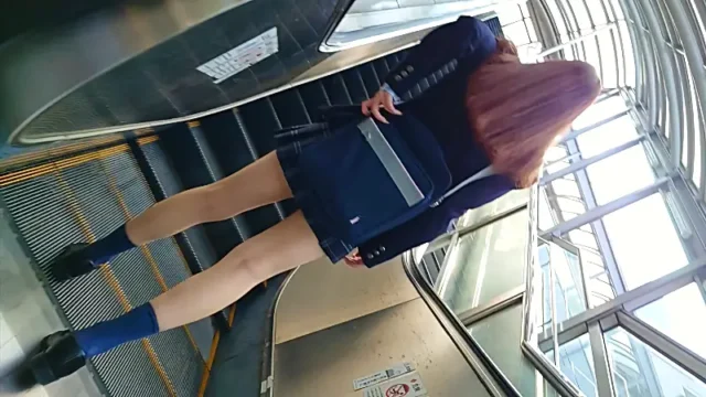サテン白Pなのに超ミニスカJK＊エスカも階段も追跡して堪能した絶景 [914MB]