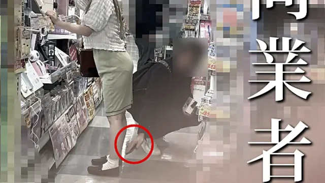 ギャルに群がる二人の同業者/純白の食い込みおパンツ接写【禁断の逆さ撮り】Vol.47 [449MB]