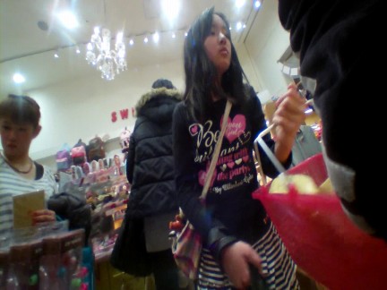 ミニスカ美少女ちゃんを店内しつこく追い掛け回してローアングル観察