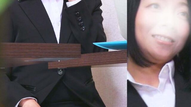 新春 営業のお姉さんのパンツをこっそり覗き見