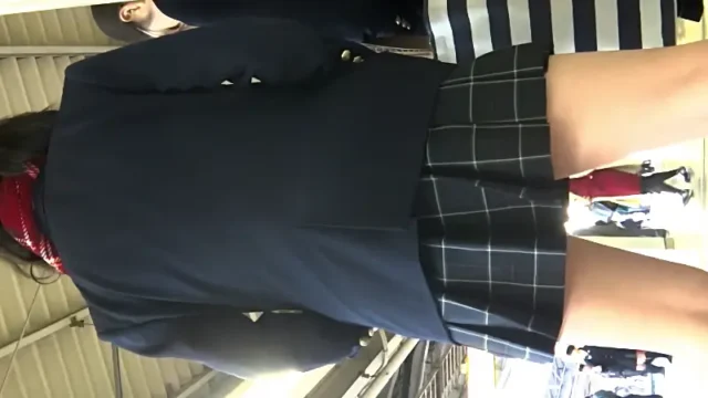 パンチラ盗撮 制服女子 ピンクの柄パンツを強引に撮影 [48MB]