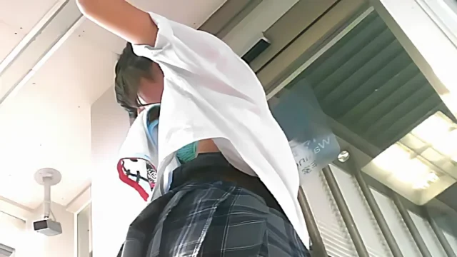 夏の無防備な制服JKちゃんのブラチラとPチラ [958MB]