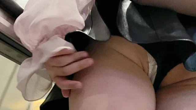 大事なところがポロリ！！見せパンから純白のパンティーが・・・ [1GB]