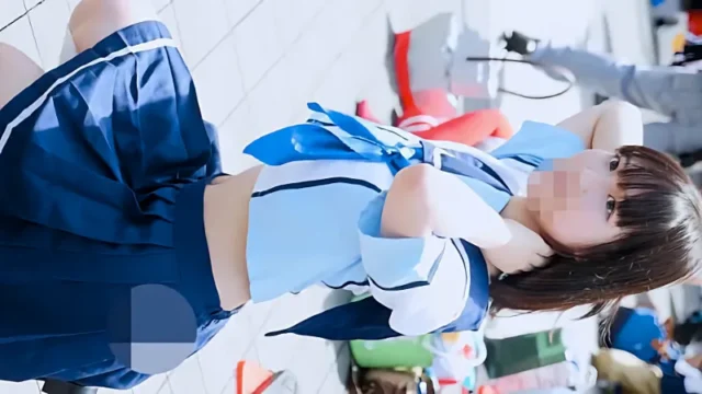 コミックマーケット コスプレ 美人レイヤーさんのへそ出し制服コスプレ コミケ パンチラ [187MB]