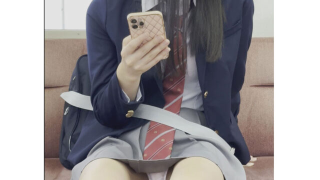 ミニ過ぎるJKと電車で対面パンチラ