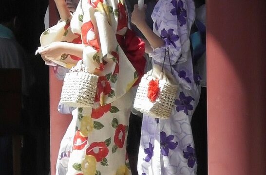 パンツ透けてる女の子を延々と追いかける動画