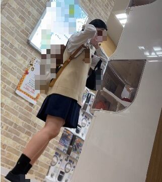 ◎ローアングル＃109 ガチャガチャコーナーでパンチラするJK