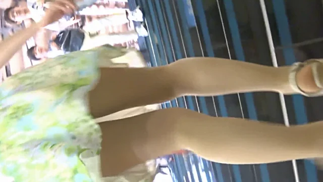 パンチラ盗撮 OLさん ピンクパンツを電車内と階段で粘着撮影 [145MB]