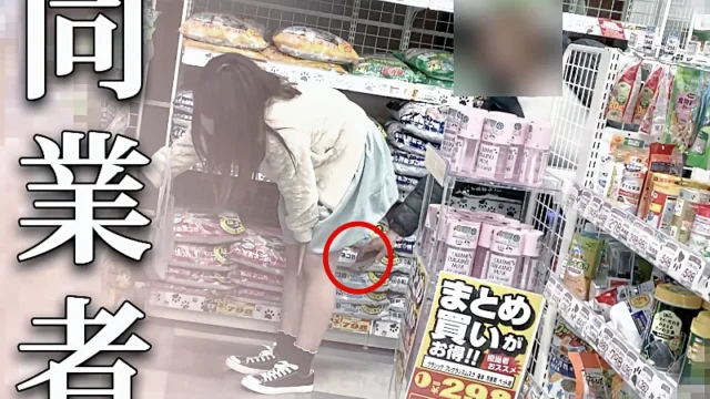 激見え純白食い込み女子大生 VS 撮りすぎた同業者4名。スカート捲り失敗男。【禁断の逆さ撮り】Vol.54 [598MB]