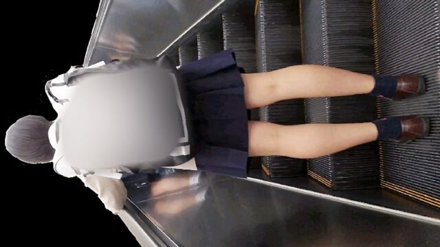 けしからん、エスカレーターで盗撮を警戒して最後尾に乗るような娘には悪戯part.44【PC用・縦動画】 [1.7GB]