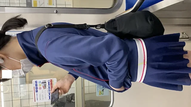 夏服の制服スカートが透け透けなのに平気で電車に乗ってる女の子♪ [1GB]