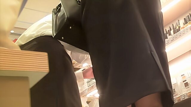 お尻を突き出すOL２人組のパンスト越しのP