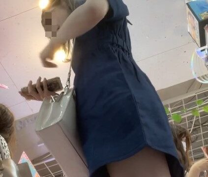 ◎ローアングル＃108 ショップ内で汚パンツお姉さん３名