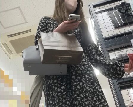 ◎ローアングル＃106 ワンピお姉さんとギャル風お姉さんのたまらないパンティー