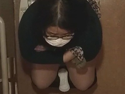 大股広げてオリシー丸見えなむっちりメガネちゃん【乱世厠神列伝】