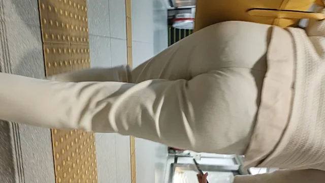 《尻神》気品溢れる綺麗な白パンツスーツから放たれる色気強めの大人の透け線 [583MB]