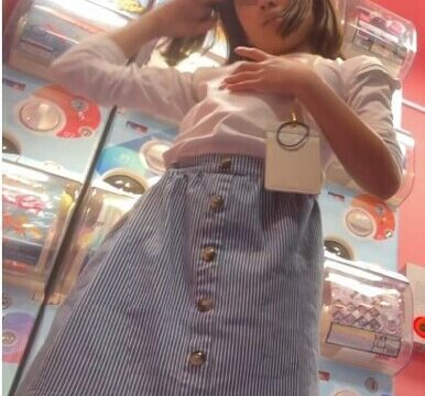 ウブッ子パンチラ＃10　ガチャガチャコーナーの玩具に夢中になってる隙に逆さ撮り