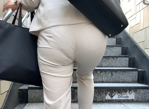 「こんなに透け透けなパンツスーツがあるようです！」 