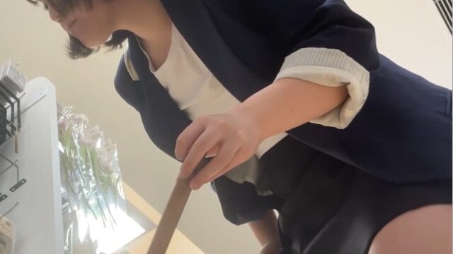 ◎ローアングル＃117 メイド服お姉さんと仕事帰りのOL風お姉さんのパンチラ