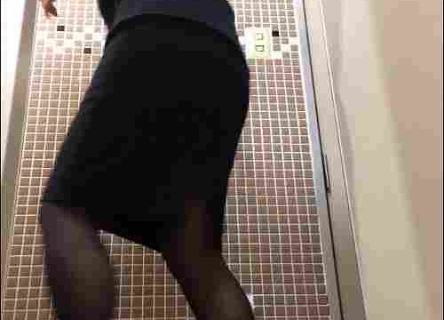 （無）CAバリのパーフェクト美女 しぶきがカメラまで届きそう　和式トイレ　フリーハンド