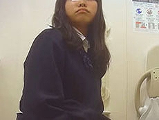 豪快噴射と大をイキム　制服3名の痴態