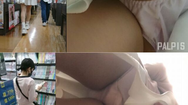 立ち読みに集中している女の子をパシャリ