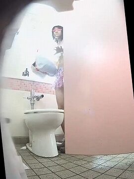 海の洋式トイレを２カメラで撮ってみた！４巨乳の美乳のラスト姉さん下も丸見え
