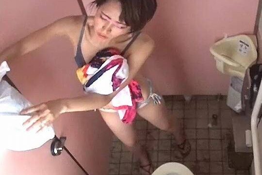 ２カメラ海のトイレでお着換え２