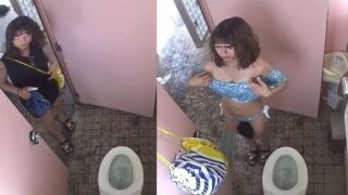 ２カメラ海のトイレでお着換え乳首ポロリの美人さん