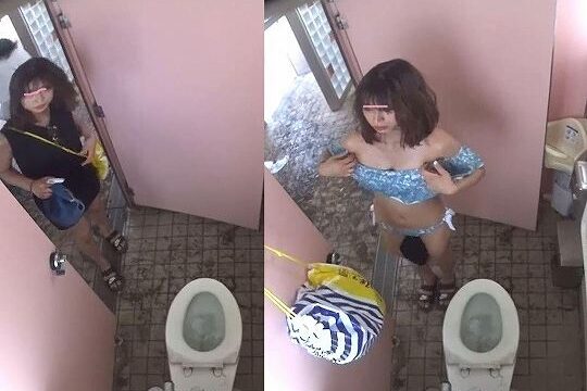 ２カメラ海のトイレでお着換え乳首ポロリの美人さん